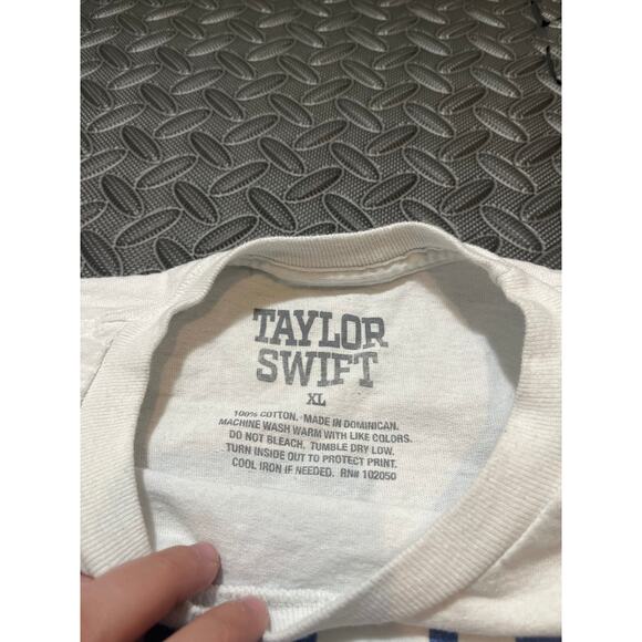 Taylor Swift Feeling 22 White Long Sleeve XL Concert Band Cat Eras Tour Unisex‎ - Picture 3 of 6